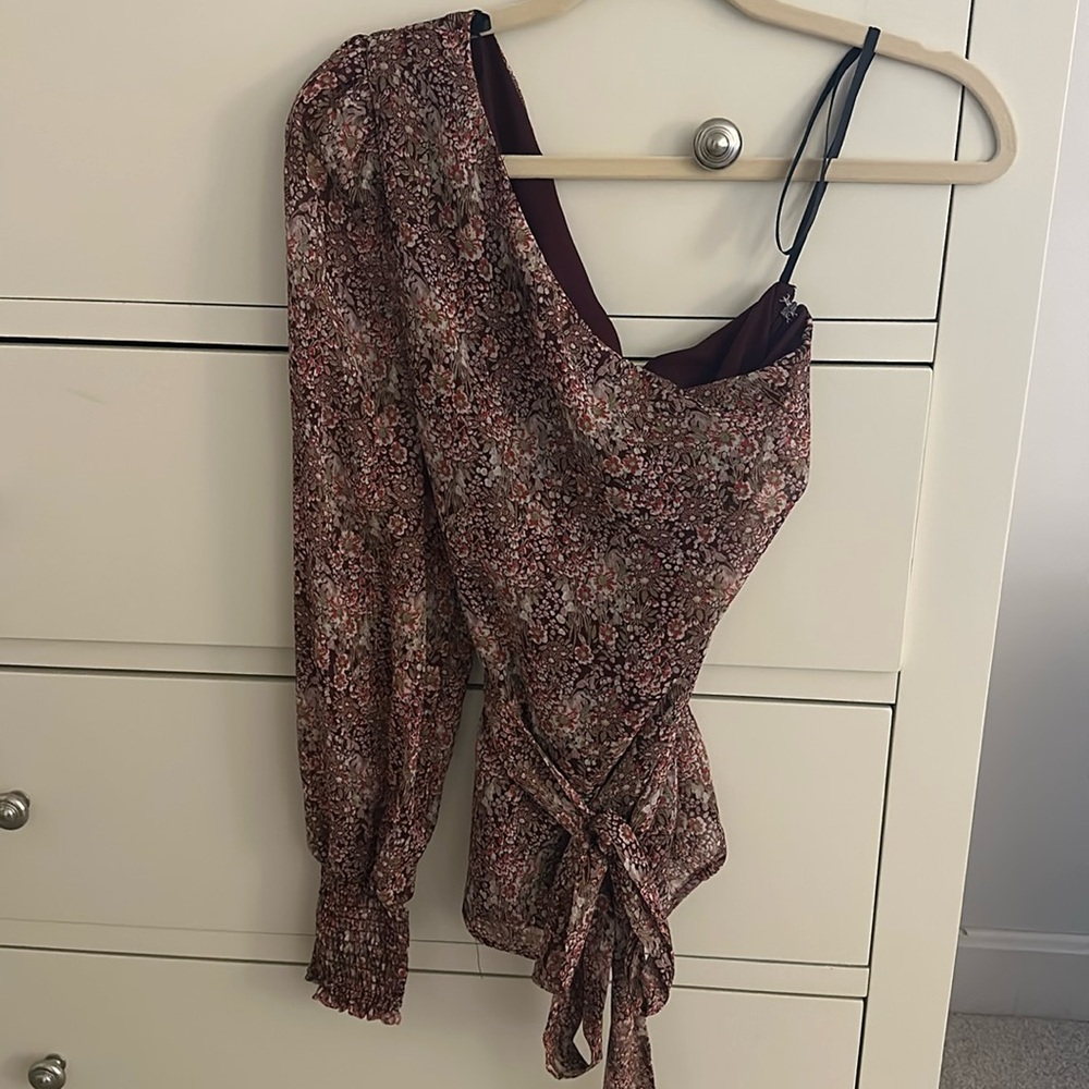 Gorgeous maroon single sleeved floral top